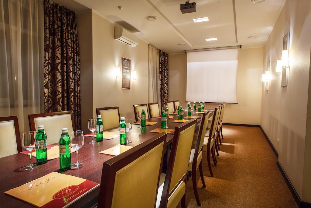 Victoria Hotel Kharkiv Bagian luar foto