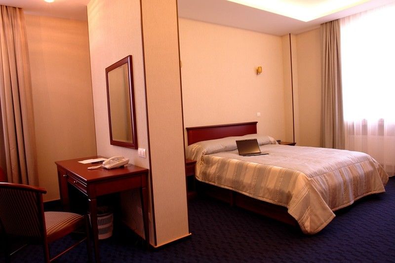 Victoria Hotel Kharkiv Bagian luar foto