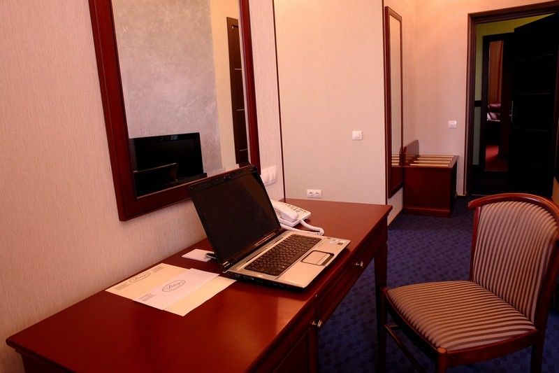 Victoria Hotel Kharkiv Bagian luar foto